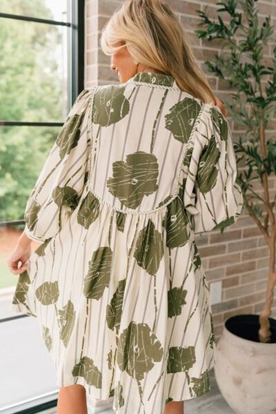 Bedrucktes Minikleid mit Bindekragen und Dreiviertelärmeln