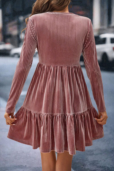 Geripptes Rundhals-Minikleid mit Rüschensaum