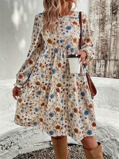 Bedrucktes, langärmliges Kleid mit Rüschen und Rundhalsausschnitt