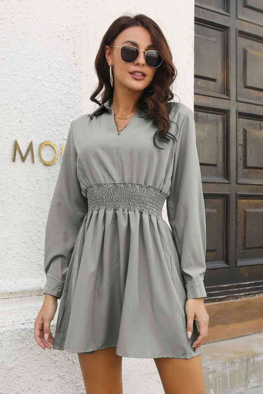Minikleid mit Johnny-Kragen, gesmokter Taille und langen Ärmeln