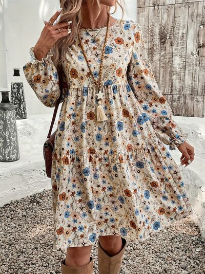 Bedrucktes, langärmliges Kleid mit Rüschen und Rundhalsausschnitt