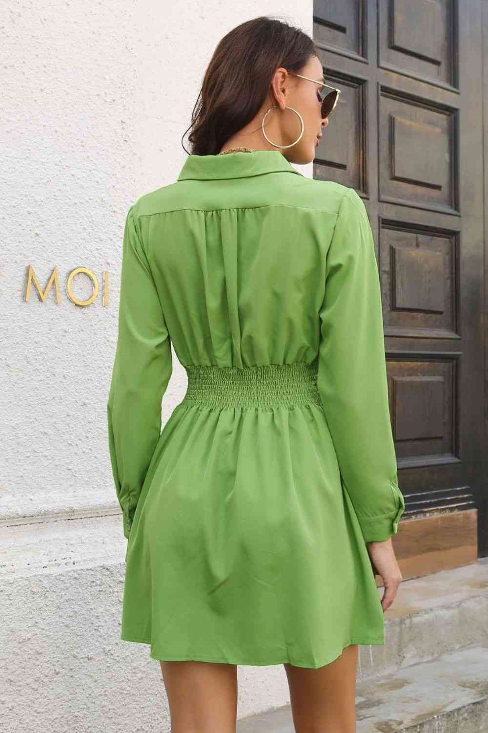 Minikleid mit Johnny-Kragen, gesmokter Taille und langen Ärmeln