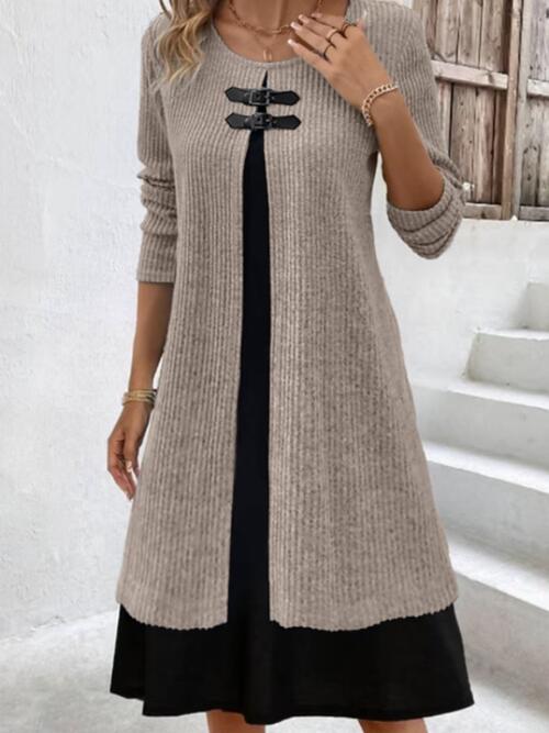 Geripptes Langarmkleid mit Kontrastkragen und Rundhalsausschnitt