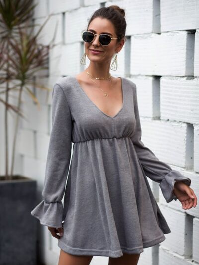 Mini-Kleid mit Volantärmeln und V-Ausschnitt