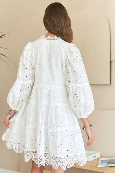 ADORA Babydoll-Kleid mit V-Ausschnitt, Spitze und Stufenrüschen aus Lochstickerei