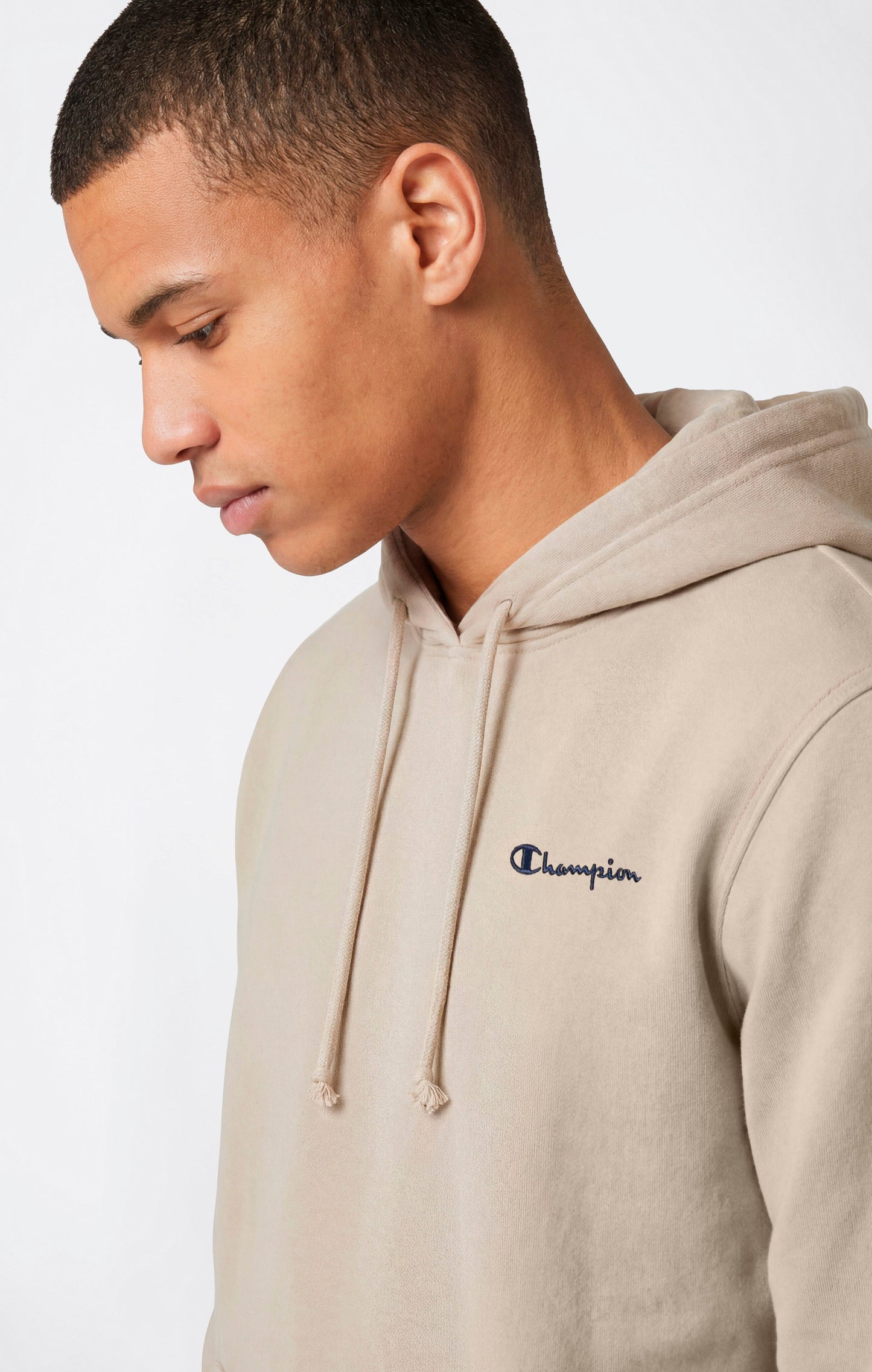 Leichter Kapuzenpullover für Herren mit kleinen gestickten Logo-Symbolen