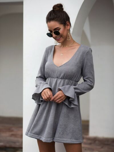 Mini-Kleid mit Volantärmeln und V-Ausschnitt
