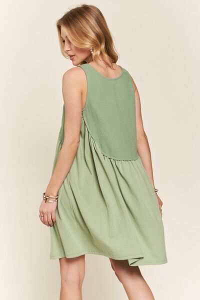 ADORA Dekoratives Knopf-ärmelloses Babydoll-Kleid