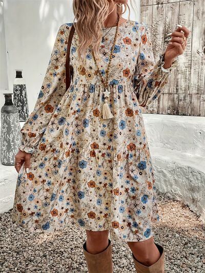 Bedrucktes, langärmliges Kleid mit Rüschen und Rundhalsausschnitt