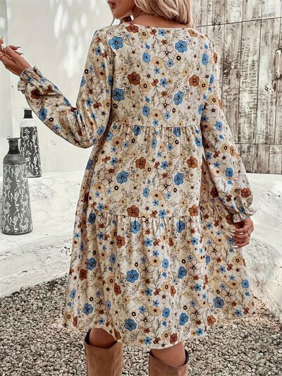 Bedrucktes, langärmliges Kleid mit Rüschen und Rundhalsausschnitt