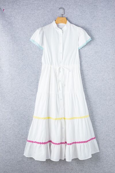 Kleid mit kurzen Ärmeln, Knopfleiste und Kontrastbesatz
